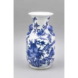 Vase mit Pfirsichdekor, China, Mitte 20. Jh. Umlaufender, kobaltblauer Dekor. Am Halsapplizierte