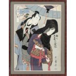 Farbholzschnitt, Japan, um 1900. Das Blatt zeigt eine Frau beim Binden ihres Kimonos undeinen Schirm