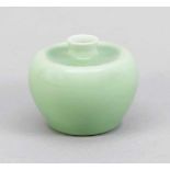 Apfelförmige Vase/Pinselwascher, China, wohl 19./20. Jh. Monochrome, hellgrüne(apfelgrüne) Glasur,
