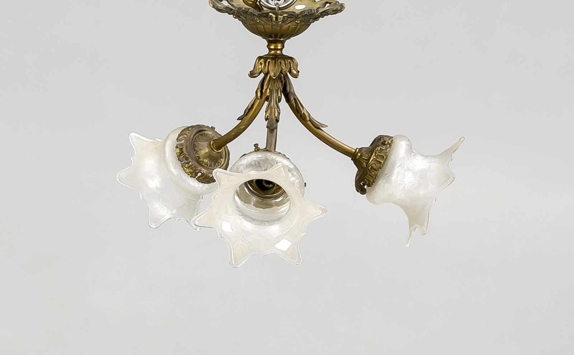 Deckenlampe, Ende 19. Jh., bronzierter Metallguss, 3-flg. Ornamentierter und