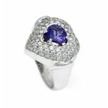 Tansanit-Brillant-Ring WG 585/000 mit einem fac. Tansanit-Herz in einem blaustichigenViolett und