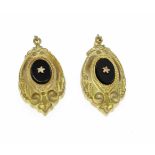 Onyx-Ohrringe GG 333/000 mit je einem ovalen schwarzen Onyx, L. 25 mm, 1,6 gOnyx earrings GG 333/000