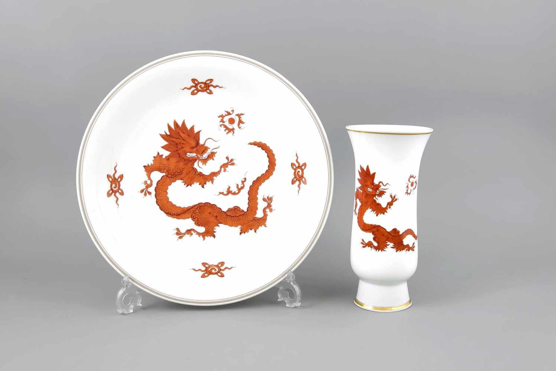 Wandteller und Bechervase, Meissen, Marke nach 1934, 2. W., Dekor Roter Ming-Drache,Wandteller, Ø 35