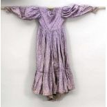 Biedermeierkleid, 19. Jh., aus einem brokatähnlichen Stoff in Violett mit Blumenmuster,