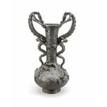 Drachenvase, Japan, Ende 19. Jh. (Meiji), Bronze. Flaschenvase mit langem, leichtkonischem Hals