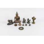Konvolut asiatisches Metall, 19. Jh., bestehend aus einem Buddha (H. 15 cm), einem Ganeshaauf
