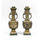 Paar Bronzevasen, China, wohl späte Ming-Zeit, (17. Jh.). Bronze, manche Flächen blankpoliert,