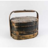 Oblonge Transportbox, China, um 1900. Holz, dunkel patiniert. 2 Etagen geschlossen,breiter