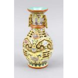 Gelbgrundige Famille-Rose Sgraffito-Vase, China, 20. Jh. Bauchige Form auf leichtgekehltem