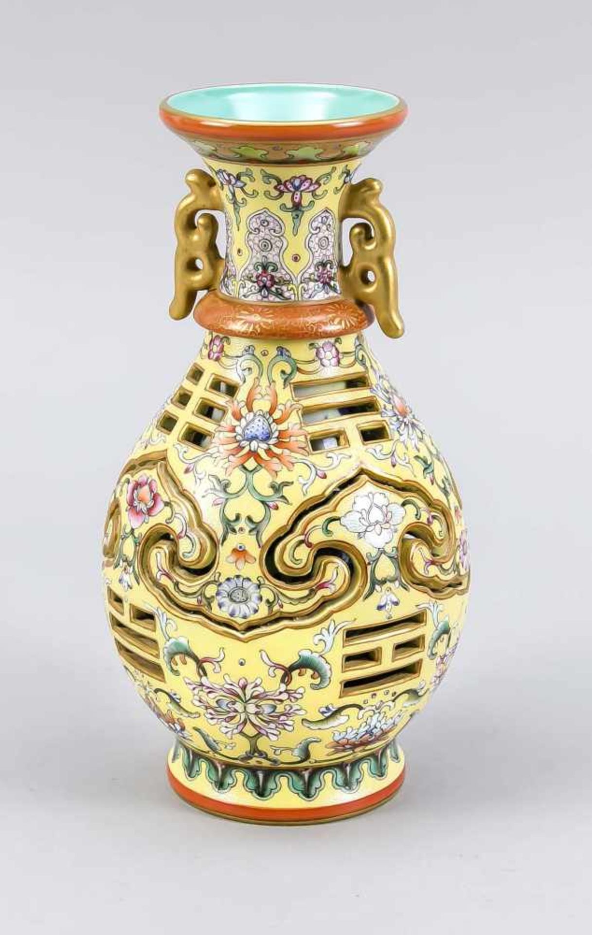 Gelbgrundige Famille-Rose Sgraffito-Vase, China, 20. Jh. Bauchige Form auf leichtgekehltem