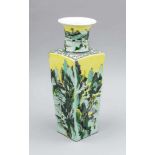Gelbgrundige Famille-Verte-Vase, China, 20. Jh. Leicht konische Form auf quadratischemGrundriss,