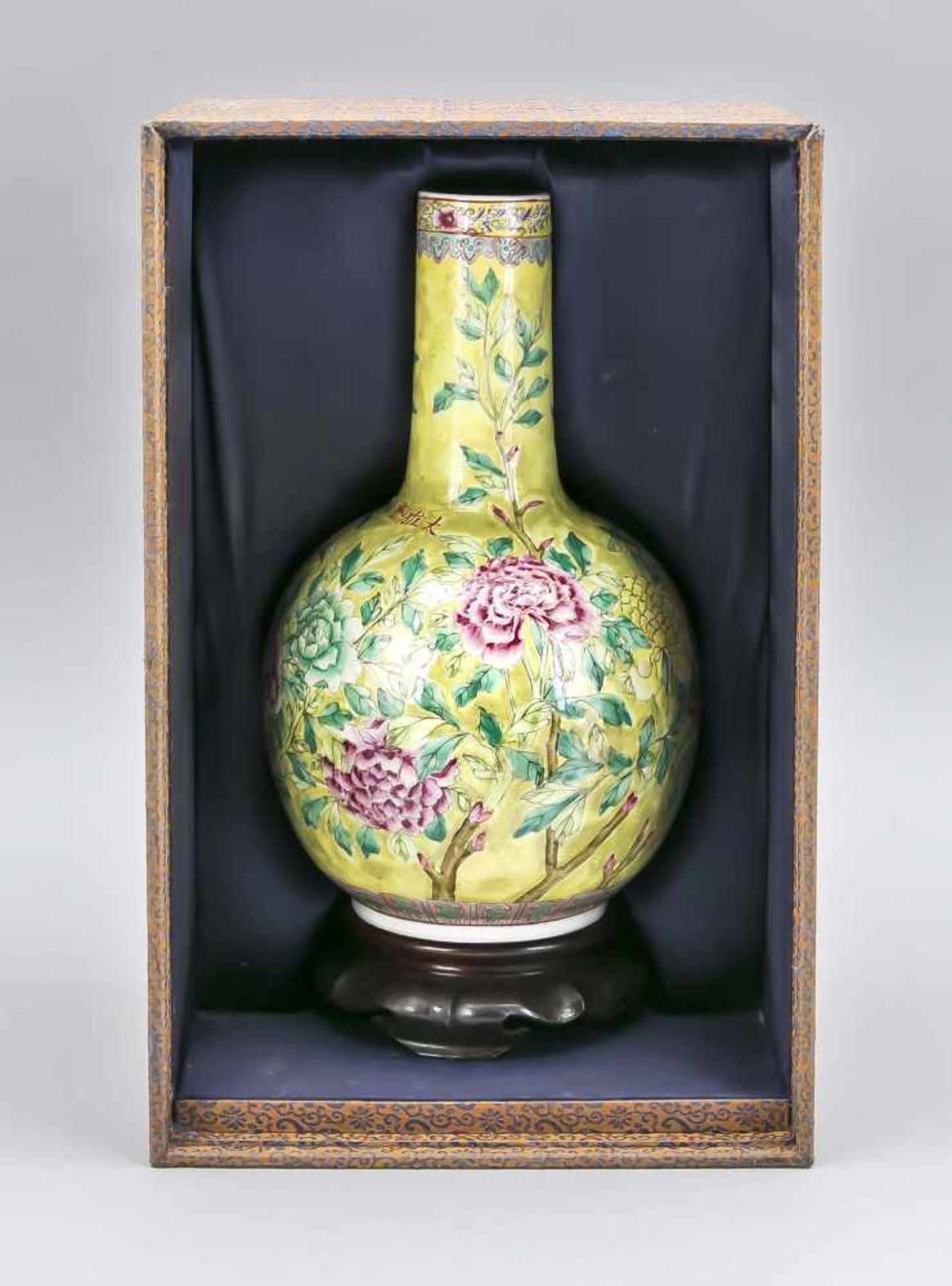 Gelbgrundige Famille-Rose-Vase, China (Macao), um 1970. Umlaufender Dekor mitPfingstrosen, unter dem - Image 2 of 2