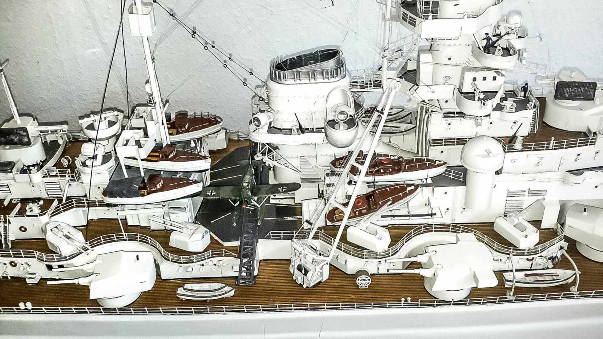Riesiges Modell des Schlachtschiffs der deutschen Kriegsmarine BISMARCK, Maßstab 1:100. Inden 1980er - Image 9 of 11