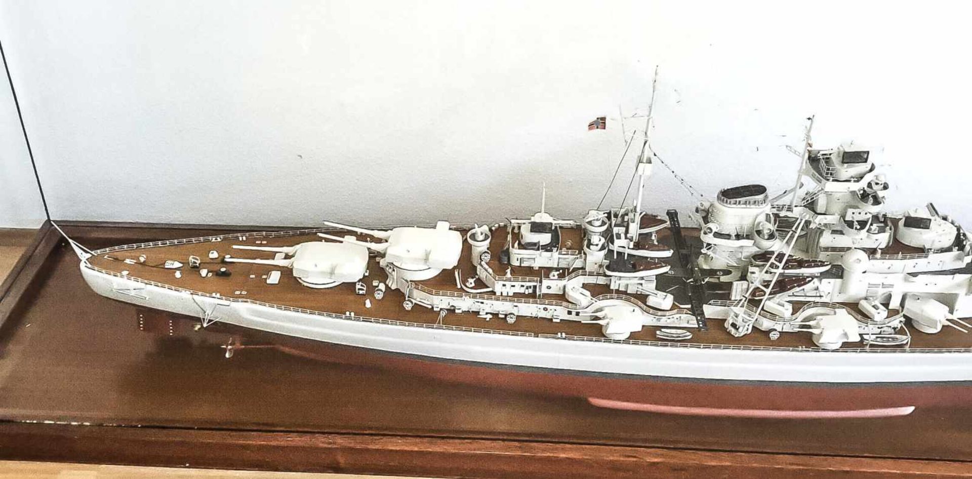 Riesiges Modell des Schlachtschiffs der deutschen Kriegsmarine BISMARCK, Maßstab 1:100. Inden 1980er - Image 4 of 11
