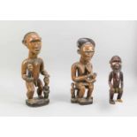 1 Paar Figuren und eine einzelne kleine, Westafrika. Mittelbraunes Holz, stellenweisedunkel