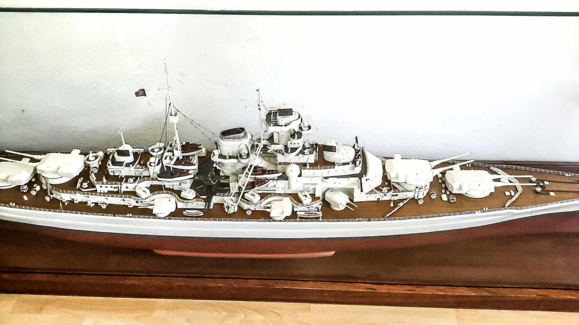 Riesiges Modell des Schlachtschiffs der deutschen Kriegsmarine BISMARCK, Maßstab 1:100. Inden 1980er - Image 5 of 11