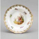 Tiefer Teller, Meissen, Marke 1850-1924, im Spiegel polychrome Malerei mit galantem Paarin der