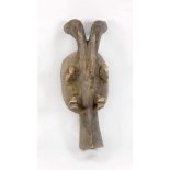 Kopfmaske der Mambila/Kamerun? Holz mit gedunkelter Oberfläche. Schnabel (Maul), Augen,Ohren und