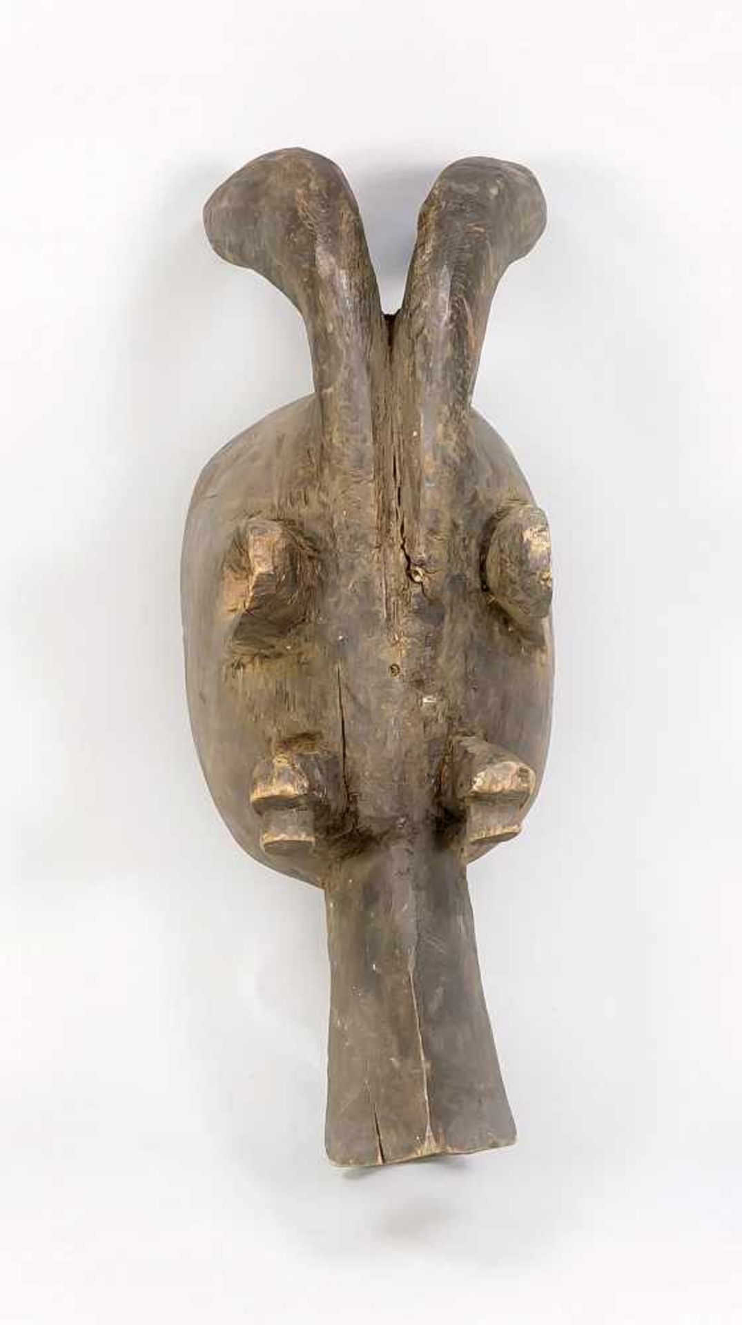 Kopfmaske der Mambila/Kamerun? Holz mit gedunkelter Oberfläche. Schnabel (Maul), Augen,Ohren und