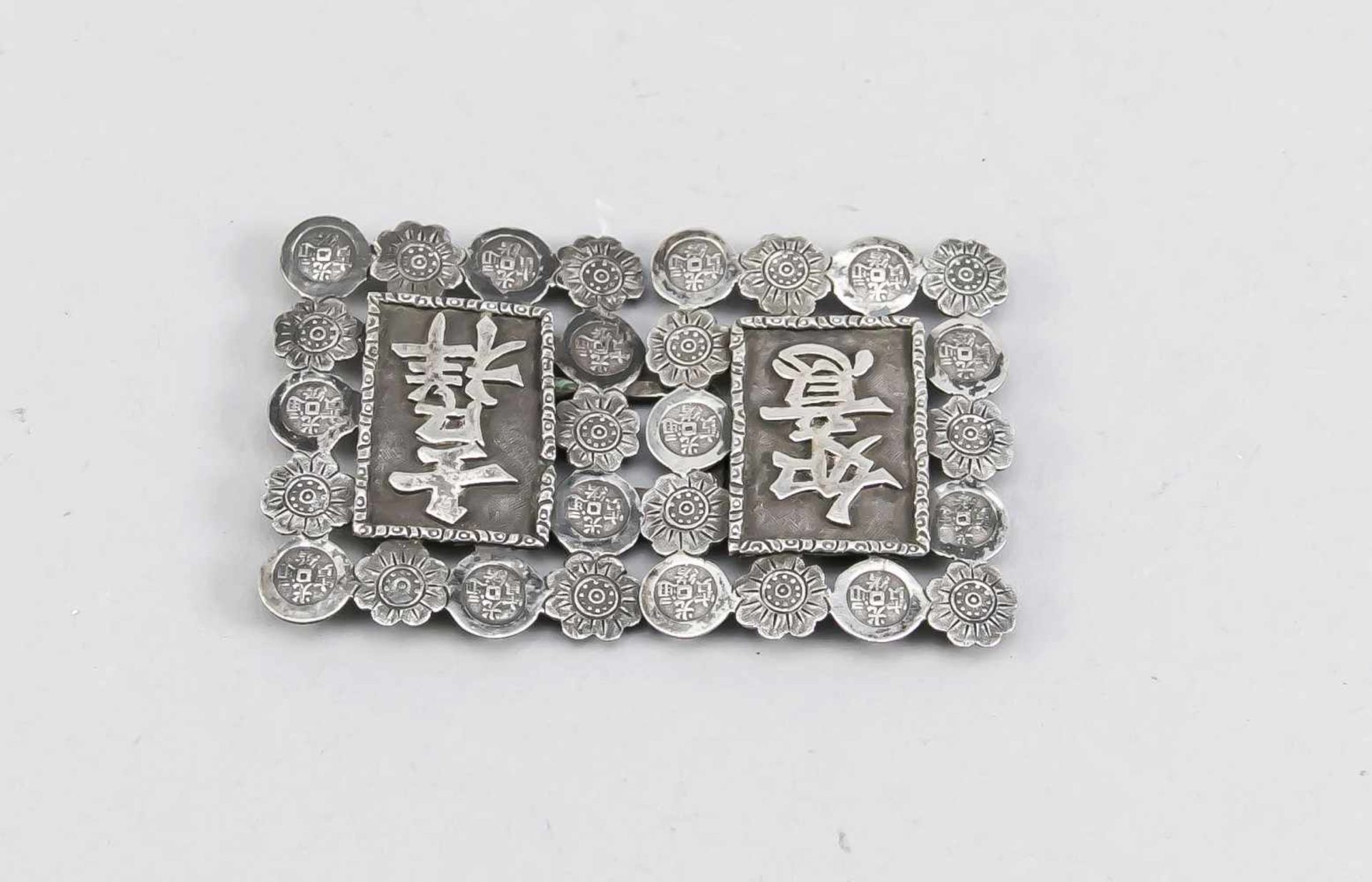 Gürtelschnalle, China, Mitte 20. Jh, Silber. Rechteckiges Paneel mit Schriftzeichen vor fein