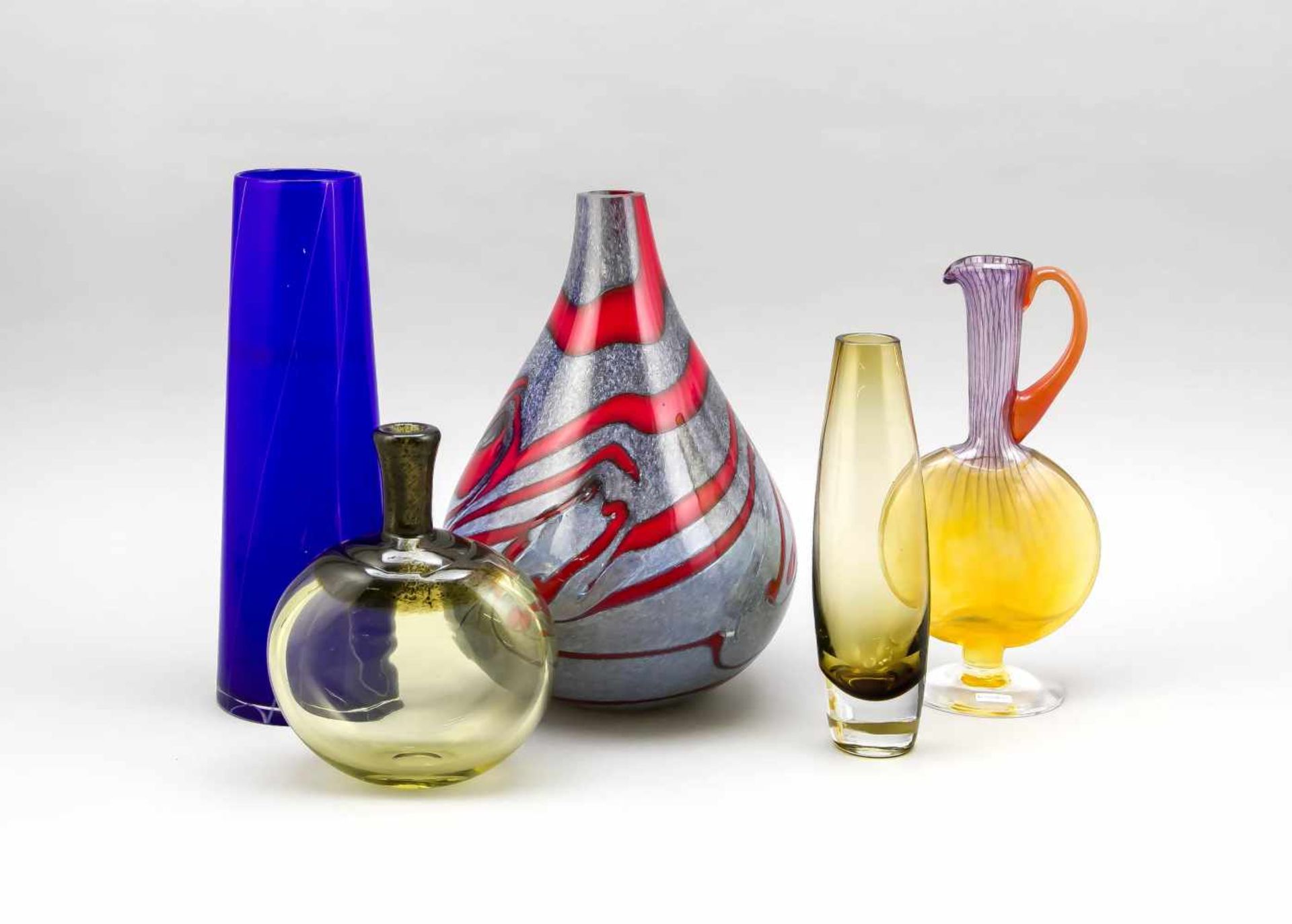 Konvolut von fünf Vasen, 2. H. 20. Jh., unterschiedliche Formen und Größen, klares undfarbiges Glas,