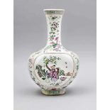 Famille-Rose Vase, China, 20. Jh. Bauchige, leicht geschulterte, gedrückte Form mit langemHals und