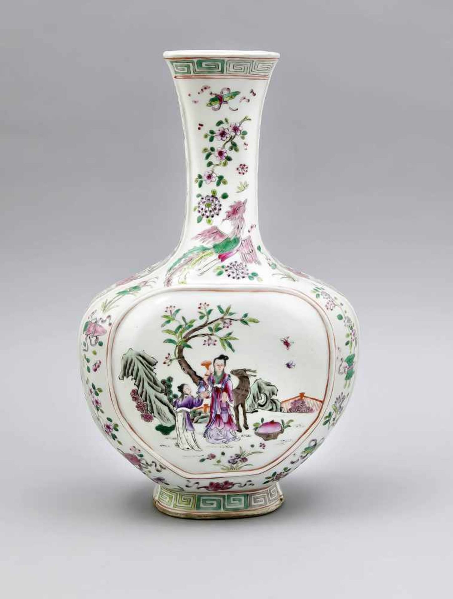 Famille-Rose Vase, China, 20. Jh. Bauchige, leicht geschulterte, gedrückte Form mit langemHals und