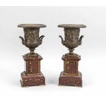 Paar Beisteller/Kaminaufsätze mit antikisierenden Vasen, 19. Jh., mehrfach profiliertesund gekehltes