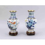 Paar Cloisonné-Vasen, China, 20. Jh. Umlaufender Dekor mit Vögeln zwischen blühendenBlumen und