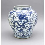 Drachen- und Phönixvase, China, 19./20. Jh., bauchige Form mit umlaufendem, kobaltblauenDekor mit
