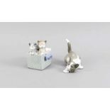 Zwei Katzen-Figuren, Lladro, Spanien, Ende 20. Jh., unterseitig gemarkt u. mit Modellnr.,