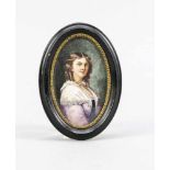 Miniaturportrait einer adeligen Dame, Ende 19. Jh., Öl auf Beinplatte?, Oval hinter Glasim leicht