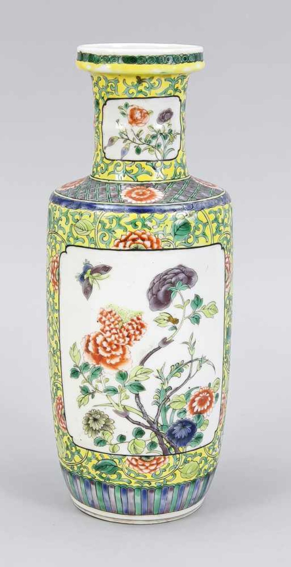 Gelbgrundige Famille-Rose Rouleau-Vase, China, 19. Jh., Korpus unterteilt in 2 großeReserven mit - Image 2 of 2