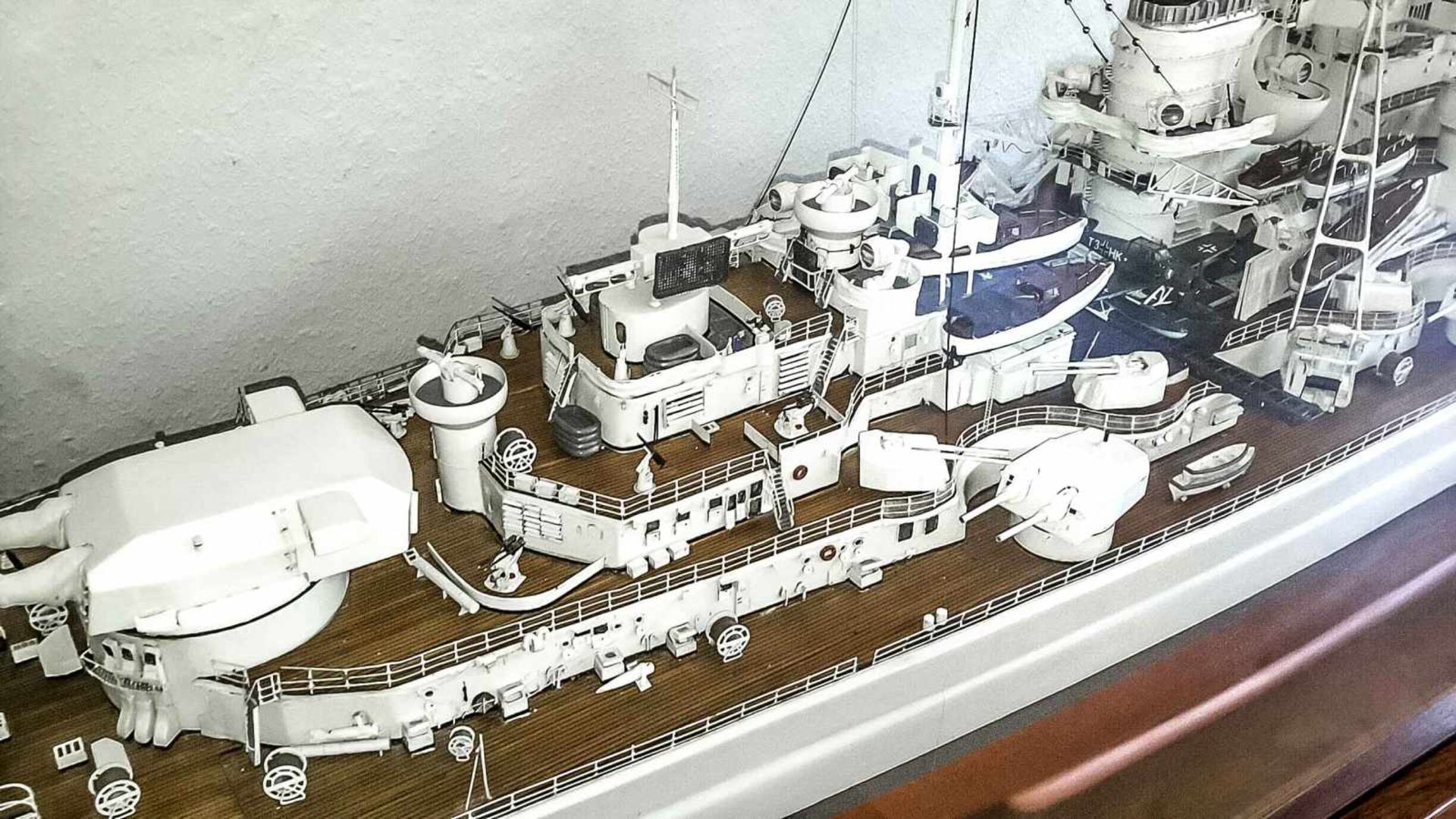 Riesiges Modell des Schlachtschiffs der deutschen Kriegsmarine BISMARCK, Maßstab 1:100. Inden 1980er - Image 7 of 11