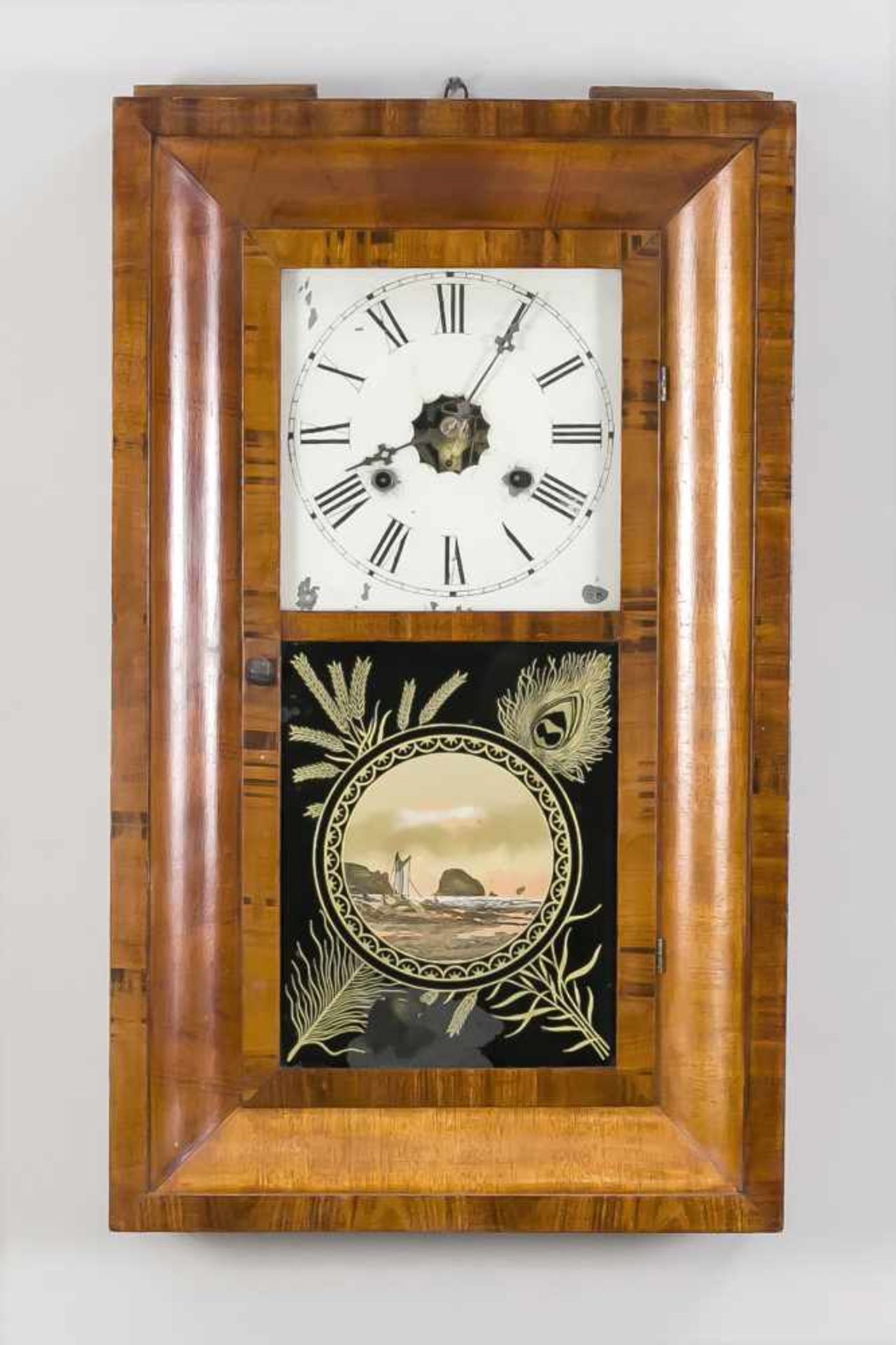 Amerikanische Uhr mit Hinterglasmalerei im Pendelbereich, versilbertes Metallzifferblattmit röm.