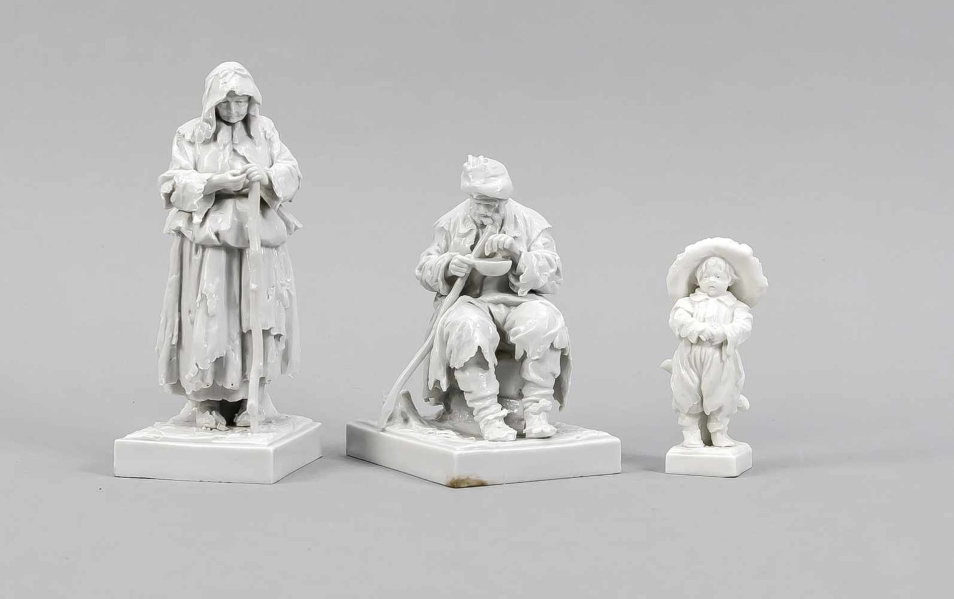 Drei Bettler-Figuren, Frankreich, 20. Jh., Sèvres-Imitationsmarke, Weißporzellan,sitzender Mann
