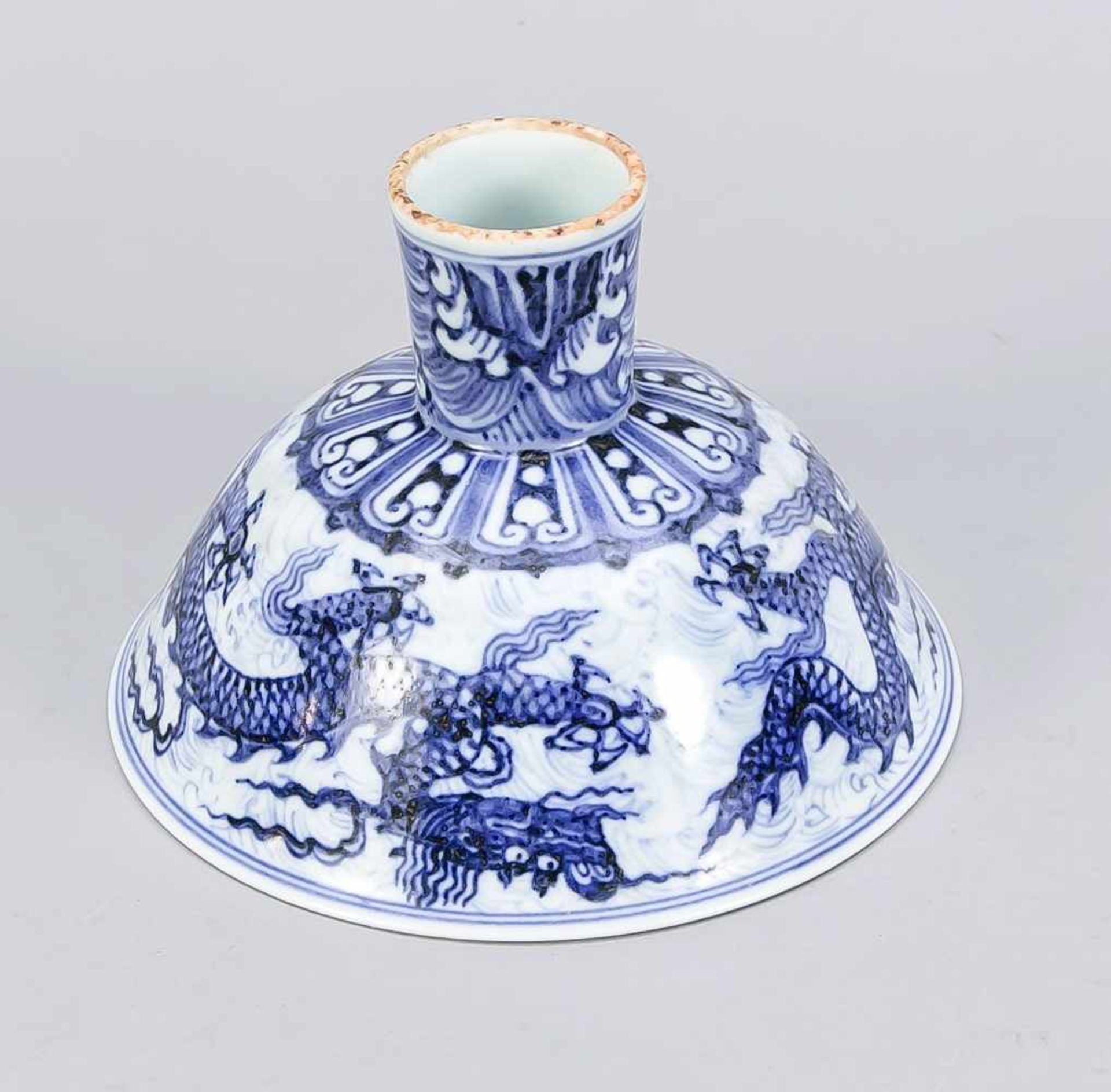 Drachen-Fußschale, China, 19. Jh.? Dekor in Kobaltblau, im Spiegel mit einem Drachen vorstilisierten - Bild 3 aus 3