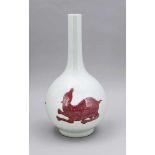 Flaschenvase, China, 20. Jh. Bauchige Form mit langgezogenem Hals. Umlaufender,minimalistischer,
