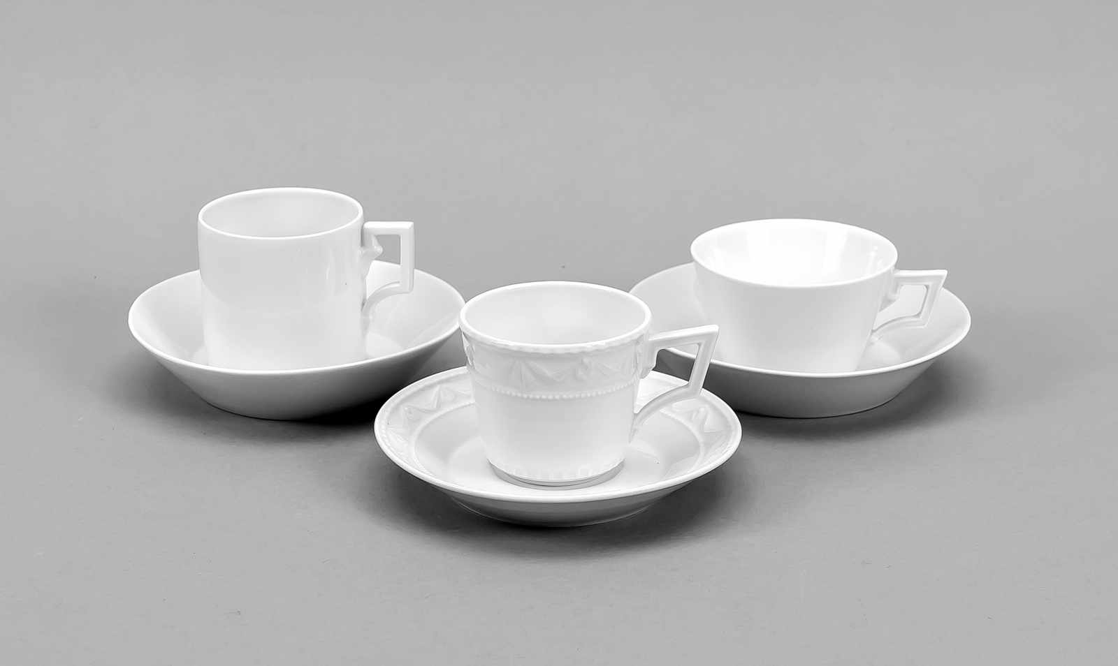 Drei Tassen mit UT, KPM Berlin, weiß, 1 Mokkatasse mit UT, Marke 1962-1992, Form Kurland,H. 7 cm,