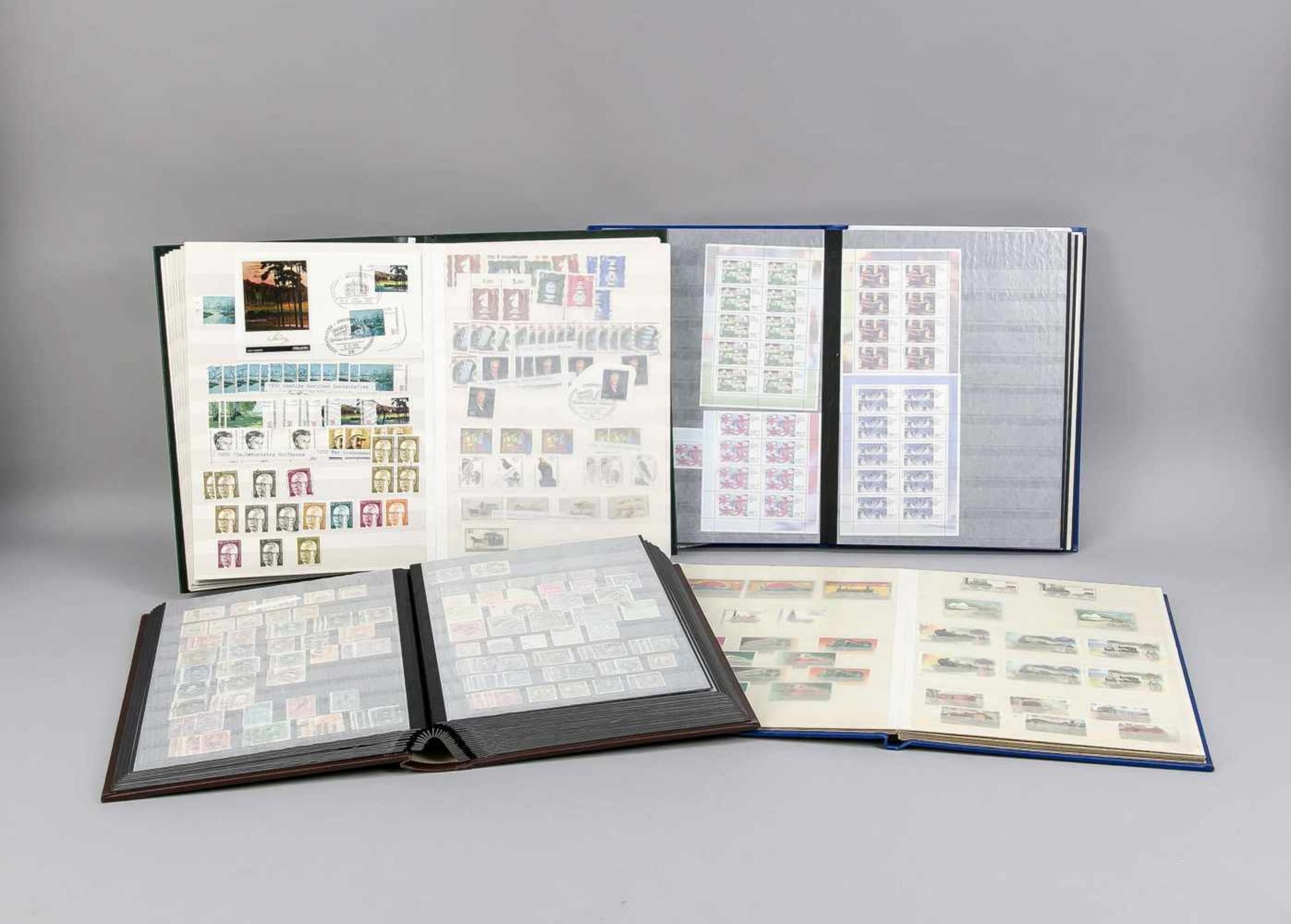 Große Kiste voll mit Briefmarkenalben, alle bestückt und in gepflegtem Zustand,ungesichtet, Kiste