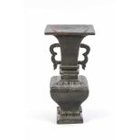 Kleine Bronzevase, China, 19. Jh. oder früher? Quadratischer Grundriss, bauchigerMitteltank,