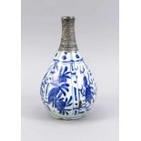 Blau-weiße Export-Flaschenvase, China, 17./18. Jh. Umlaufender Dekor mit alternierendenTier- und