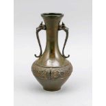 Bronzevase, China, 20. Jh., Flaschenform mit Trompetenhals. Umlaufend dekoriert mit trompel'oeil-