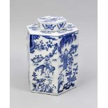 Hexagonaler Teebehälter mit Deckel, China, 20. Jh. Umlaufender, kobaltblauer Umdruck-Dekorim