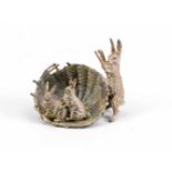 Wiener Bronze, 20. Jh., kopulierende Hasen in einem Korb mit einem Dirigenten, der denTakt