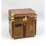 Topcase-Koffer, England, 20. Jh. Holzkern mit Rindleder-Überzug, stellenweiseLederflicken. Alle