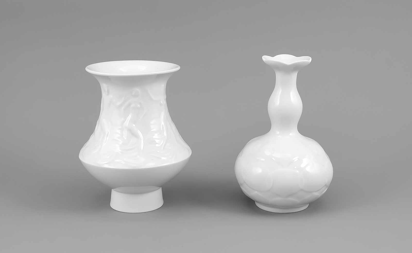 Zwei Vasen, Meissen, 1970er Jahre, 2. W., weiß, Entwurf Ludwig Zepner, Nymphenvase,Modellnr.