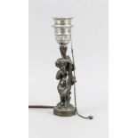 Figürlicher Lampenfuß, Bronze, Ende 19. Jh. Flöte spielender Faun, an eine dicke Weinrebemit Trauben