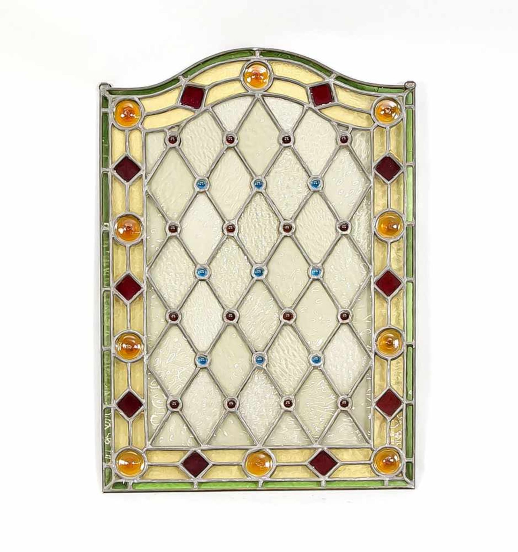 Bleiglasfenster, um 1900. Rechteckige Form mit geschwungener Oberkante. Rautenmuster mitroten und