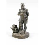 Bildhauer des 19. Jh., kleine Statuette von Napoleon, den Hut auf einem Bücherstapelabgelegt, auf